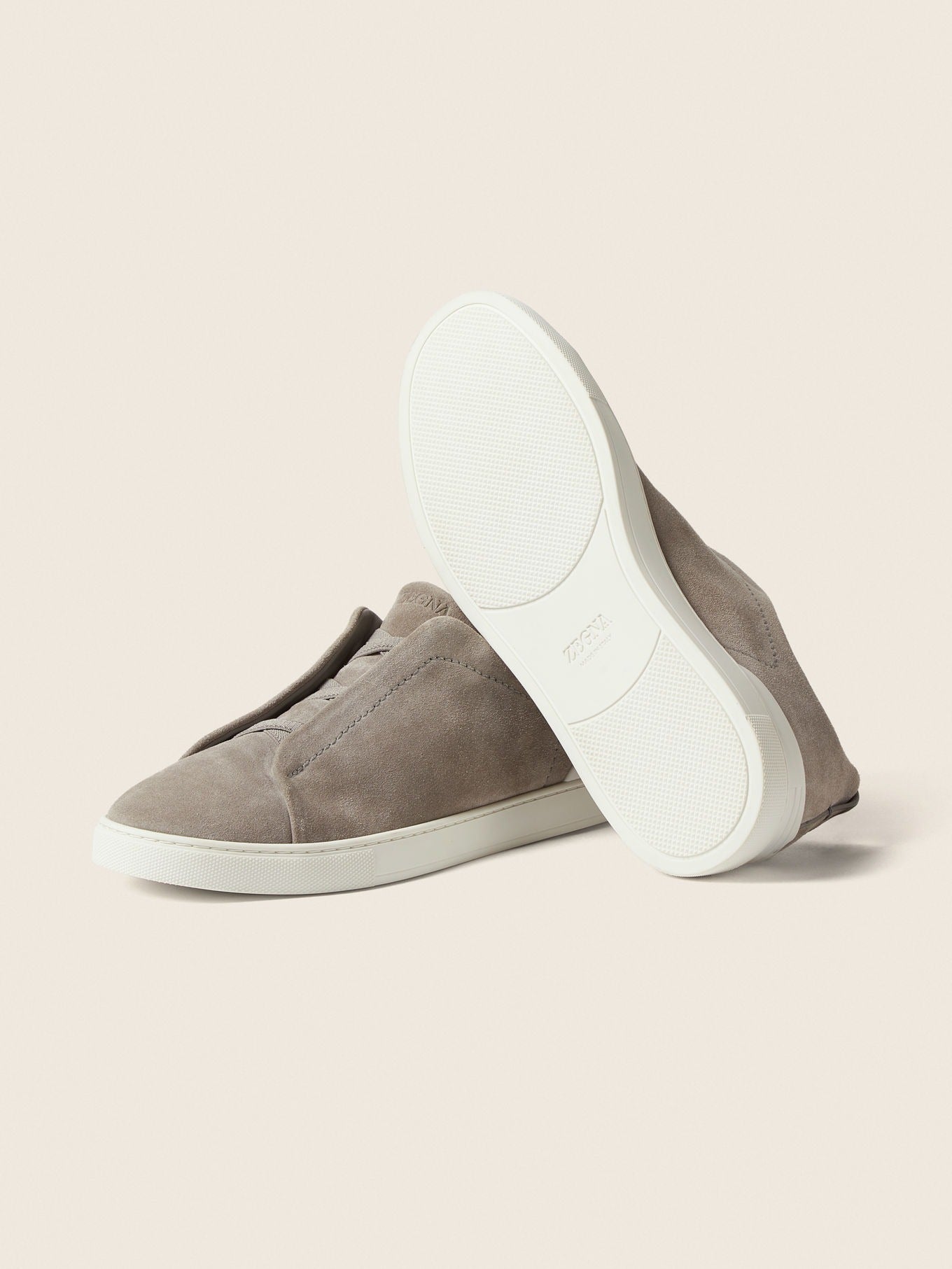 Triple Stitch Gamuza Slip-On Zapatilla – Gris