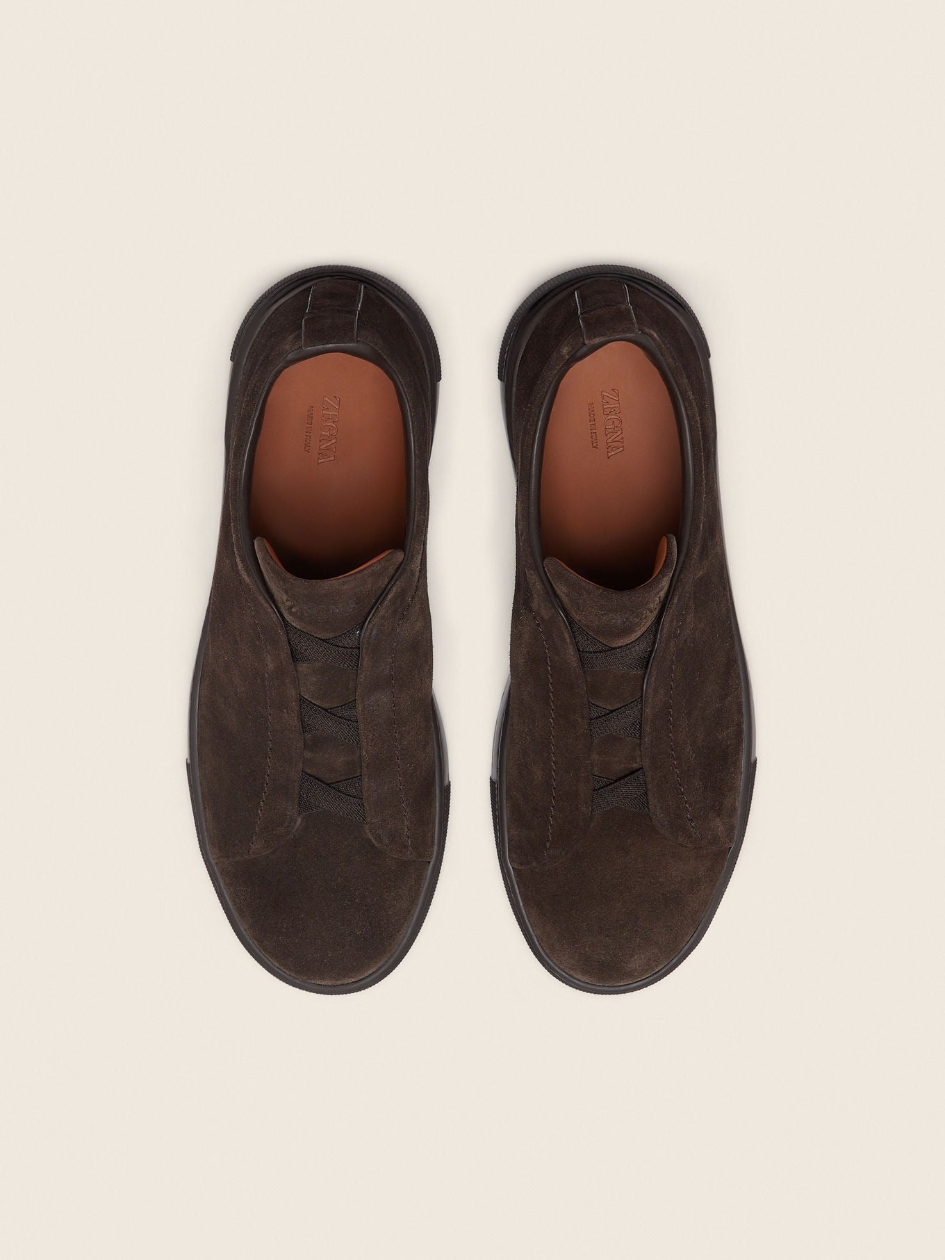 Triple Stitch Gamuza Slip-On Zapatilla – Marrón oscuro