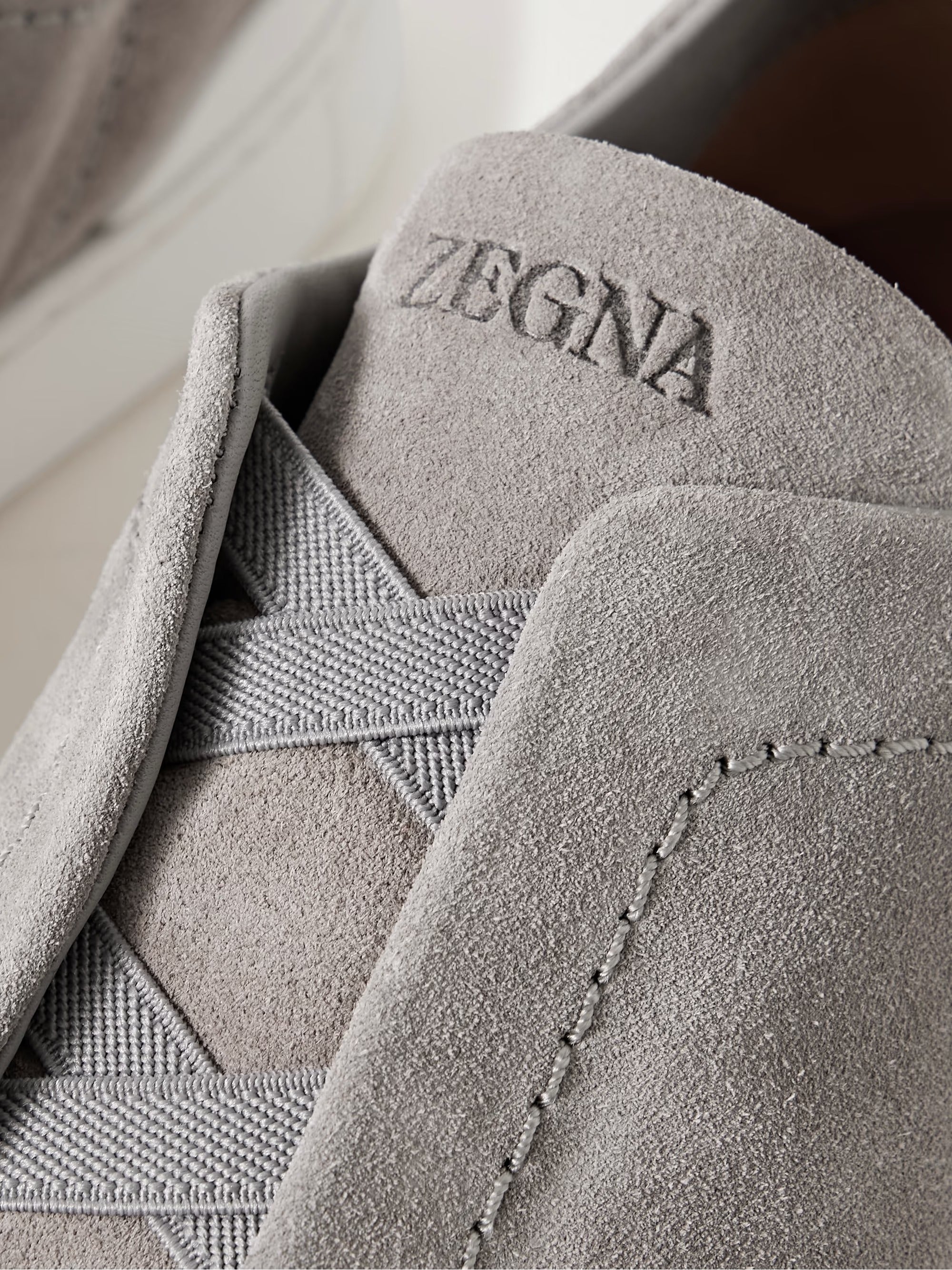 Triple Stitch Gamuza Slip-On Zapatilla – Gris