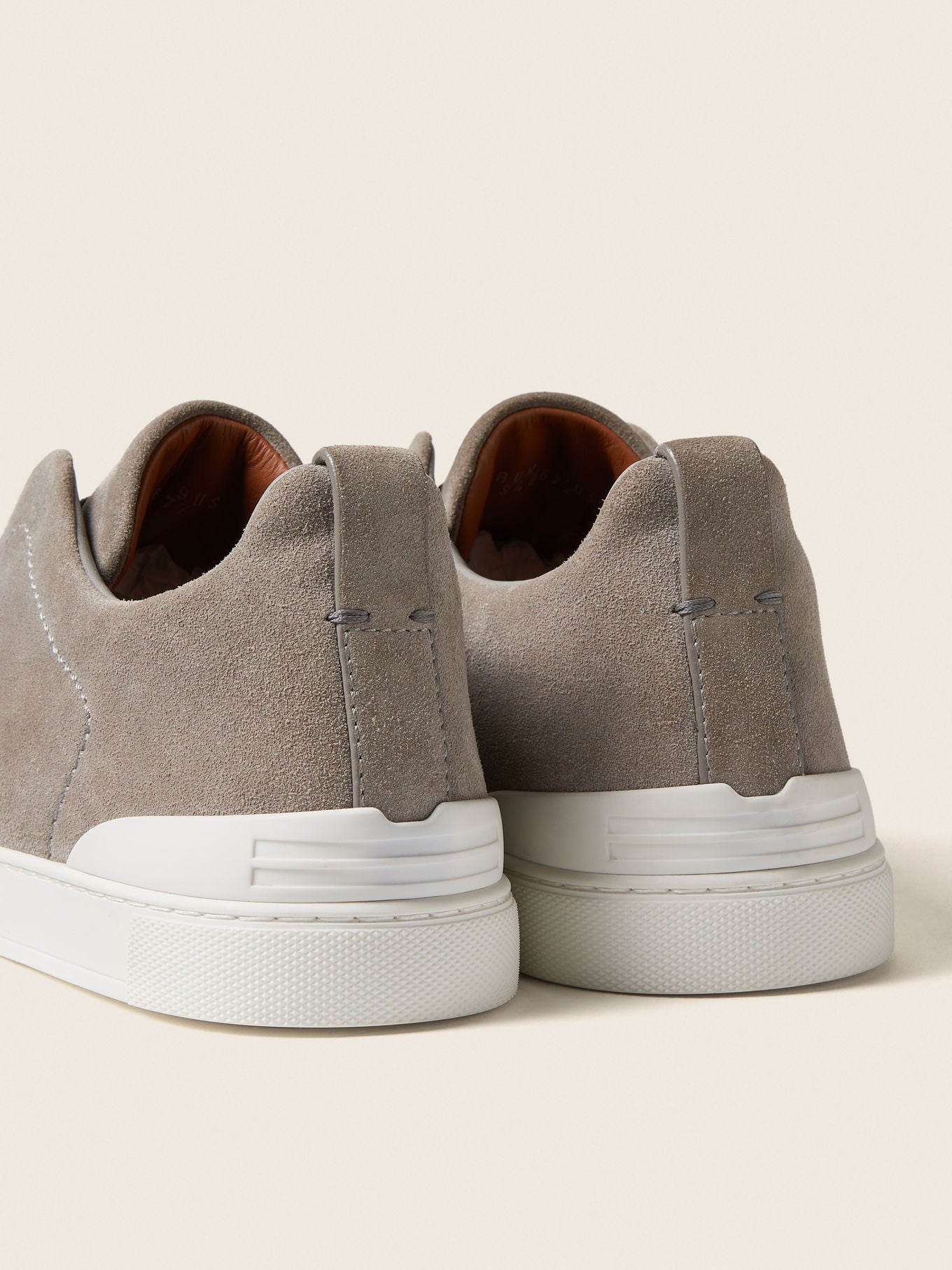 Triple Stitch Gamuza Slip-On Zapatilla – Gris