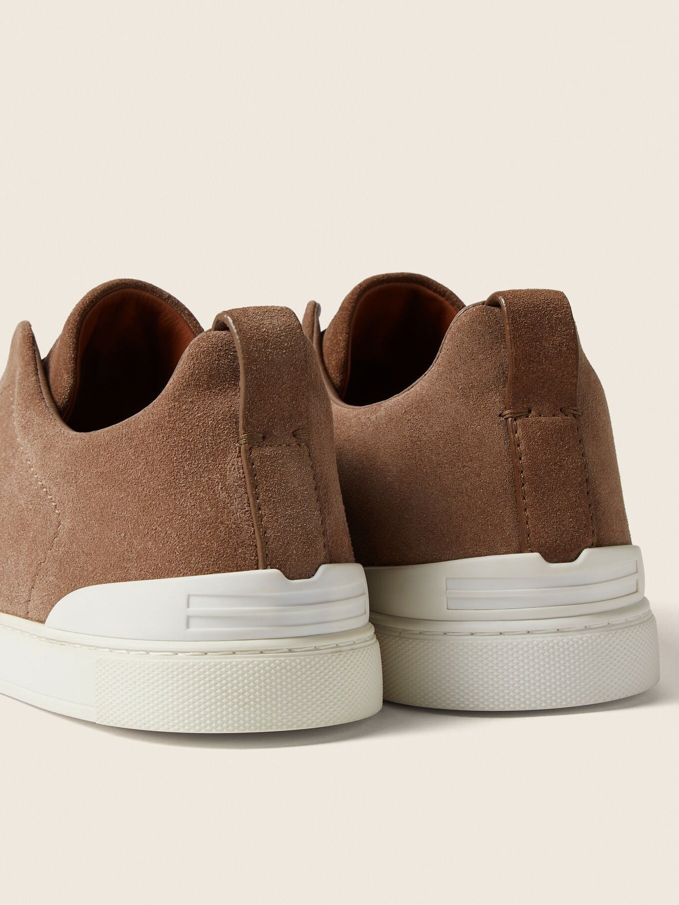 Triple Stitch Gamuza Slip-On Zapatilla – Beige oscuro